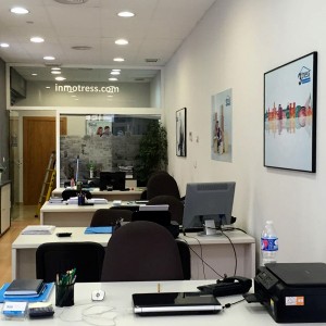 Desarrollo de la nueva oficina de la inmobiliaria Tres Inmotress en Valencia por abc SOLAR